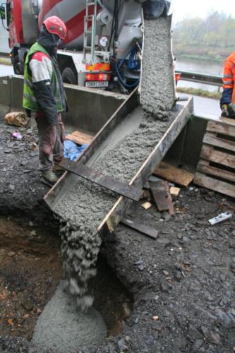 Betonáže základových patek těžkého plotu